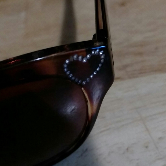 NWOT Betsey Johnson Sunglasses - Picture 2 of 3